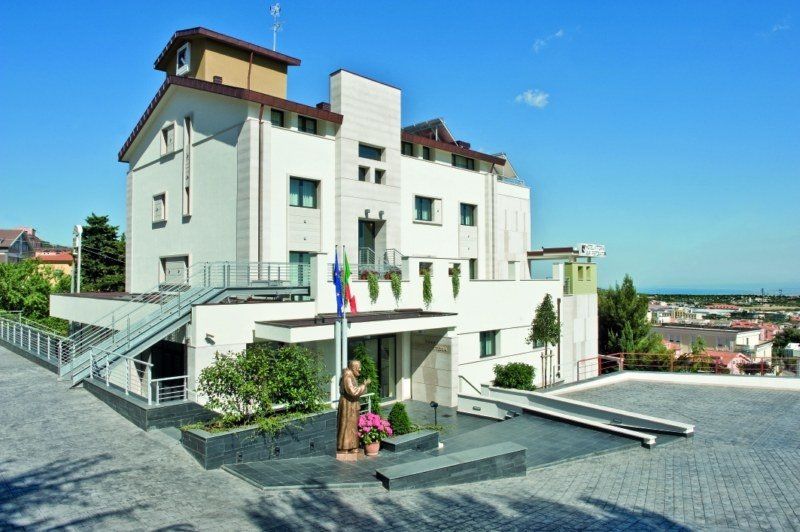 Hotel Vittoria Сан-Джованни-Ротондо Экстерьер фото